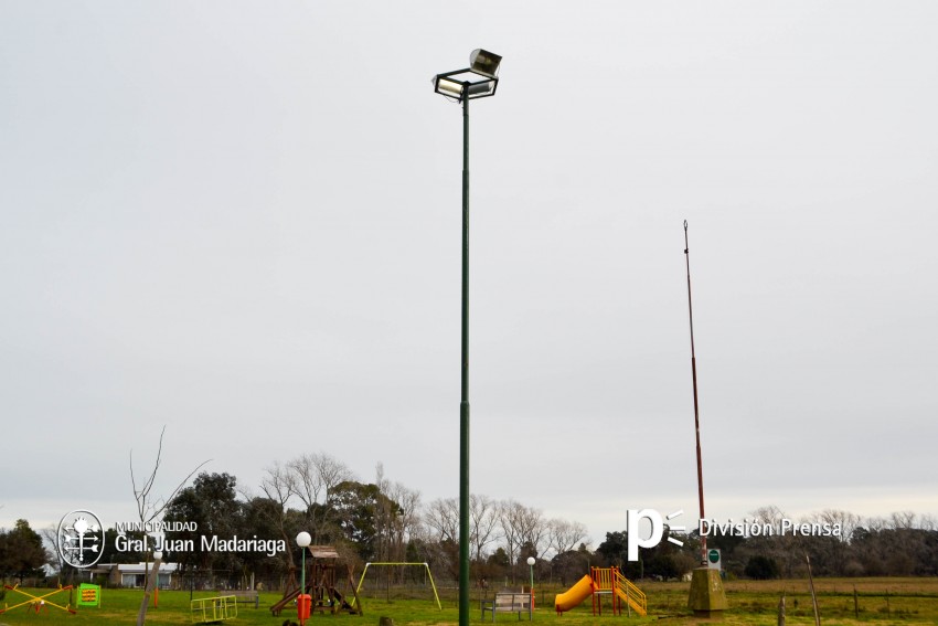 Mejoran la iluminaci�n de las plazas barriales