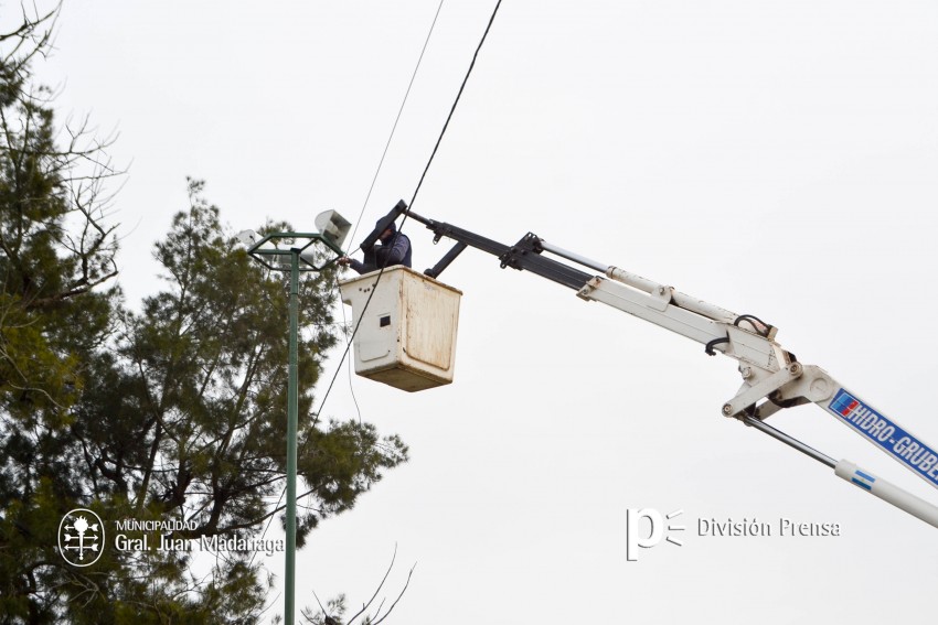 Mejoran la iluminaci�n de las plazas barriales