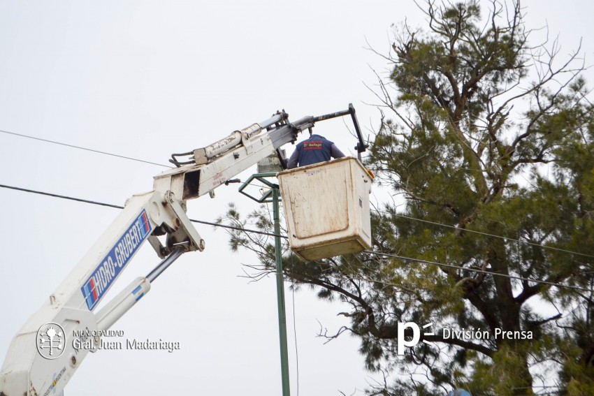 Mejoran la iluminaci�n de las plazas barriales