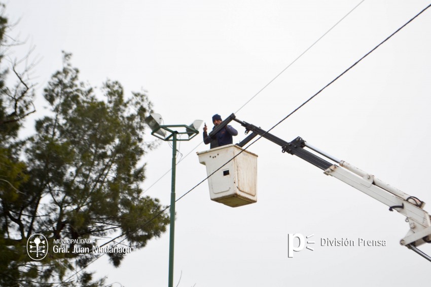 Mejoran la iluminaci�n de las plazas barriales