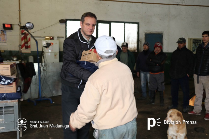 Promesa cumplida: Empleados municipales recibieron la indumentaria de 