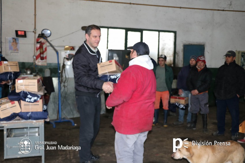 Promesa cumplida: Empleados municipales recibieron la indumentaria de 