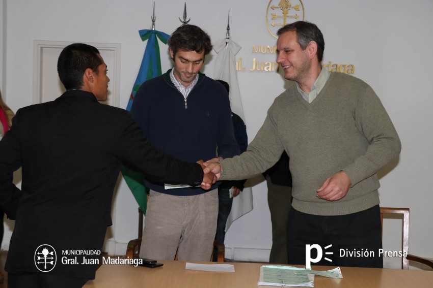 Entregaron becas municipales a los estudiantes de la Policía Local