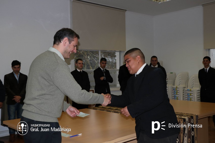 Entregaron becas municipales a los estudiantes de la Policía Local