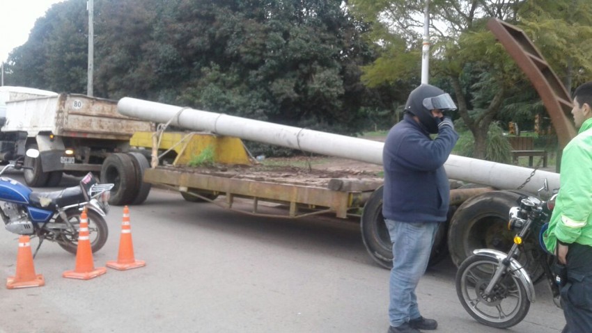 Siniestro vial provoc la cada de un poste de luz