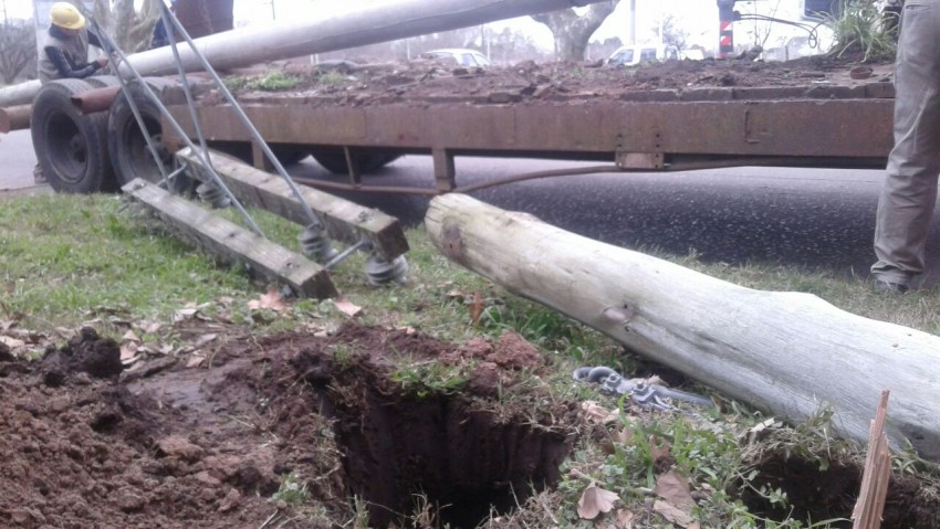 Siniestro vial provoc la cada de un poste de luz