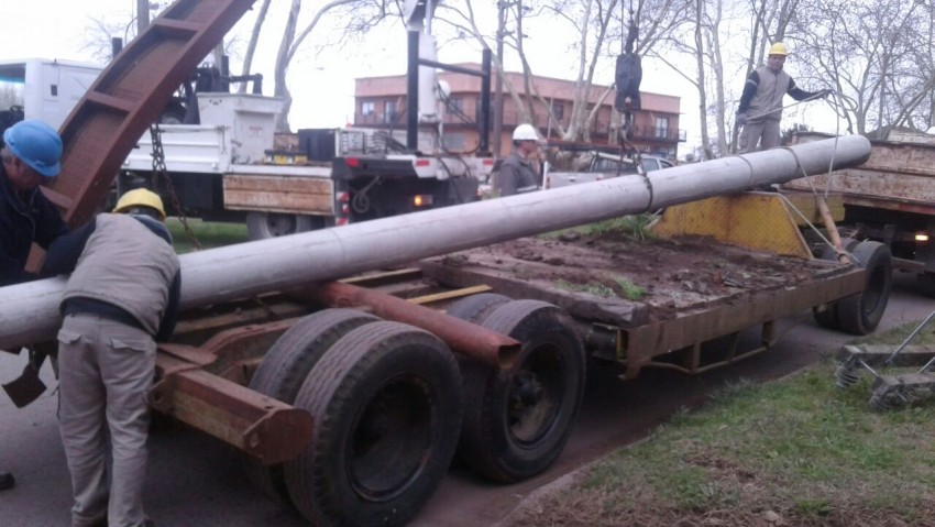 Siniestro vial provoc la cada de un poste de luz