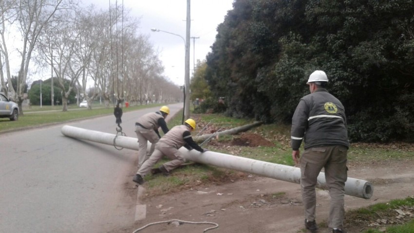 Siniestro vial provoc la cada de un poste de luz