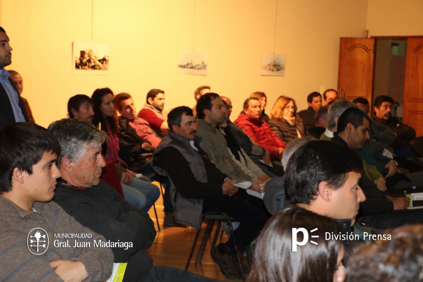 Con una buena concurrencia de participantes se realizó la charla infor