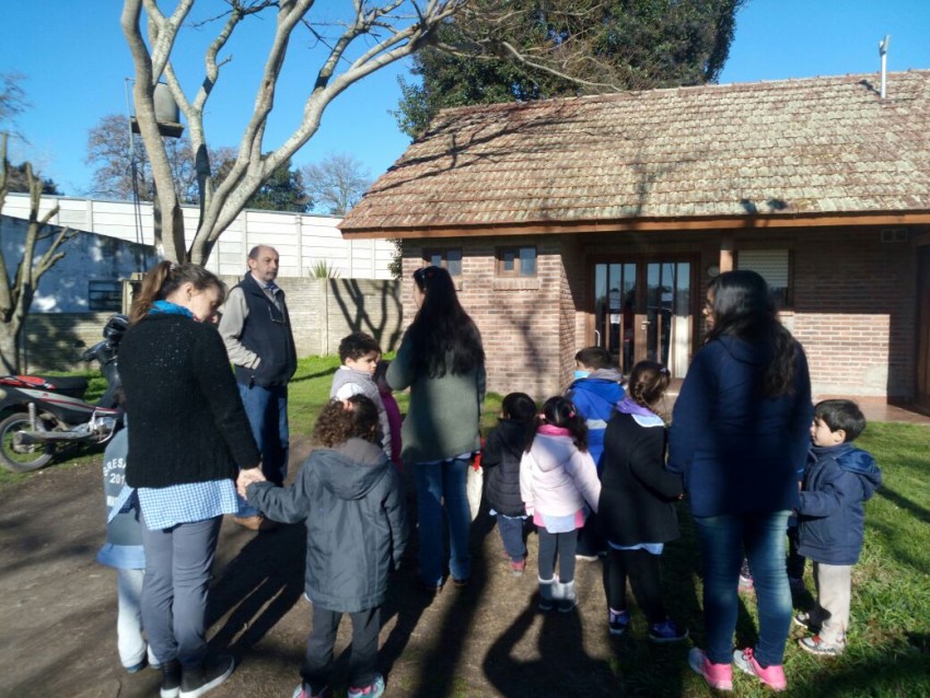 Alumnos del Jardn Las violetas visitaron el CAPS del barrio San Mar