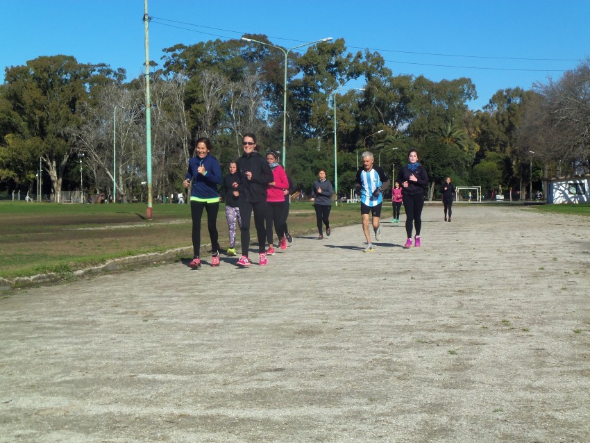Las clases gratuitas de running convocan a medio centenar de personas