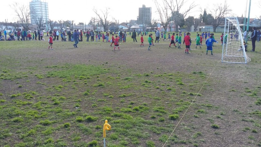 Tenis y ftbol para entretener a chicos y jvenes en el feriado