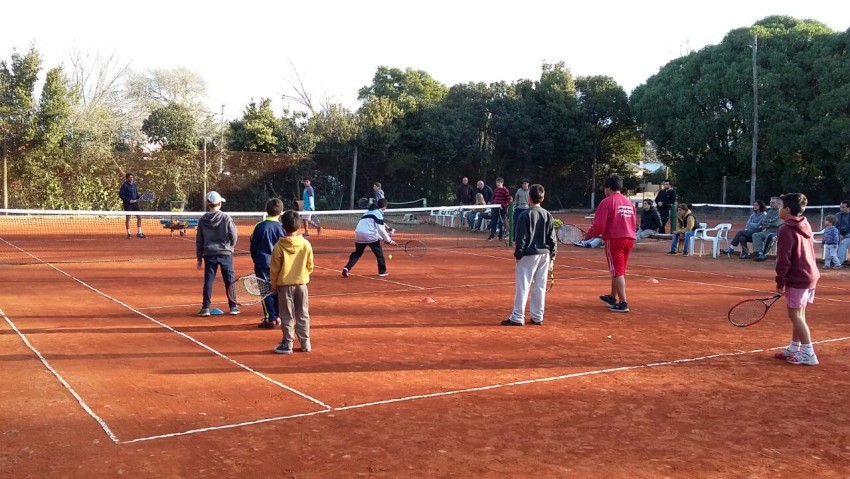 Tenis y f�tbol para entretener a chicos y j�venes en el feriado