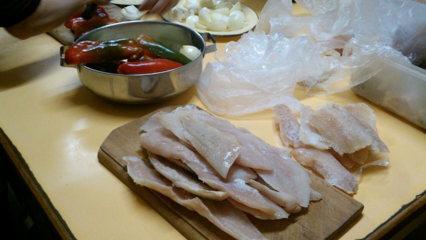 Elaboraron viandas de comida con el pescado donado por parte de un emp