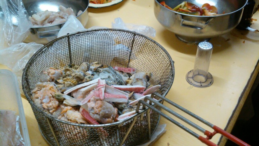 Elaboraron viandas de comida con el pescado donado por parte de un emp