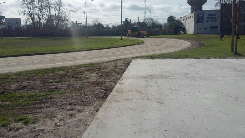 Colocaron polvo de piedra para mejorar la pista de atletismo