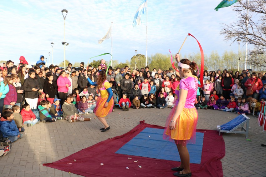 Multitudinario festejo por el Da del nio en el Paseo del Bicentenari