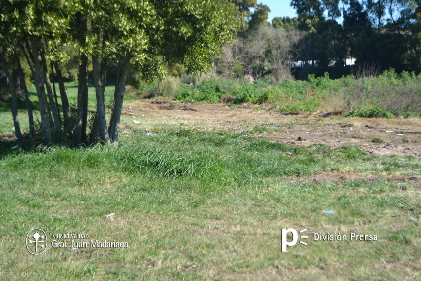 Empleados municipales realizaron la limpieza de un basural clandestino