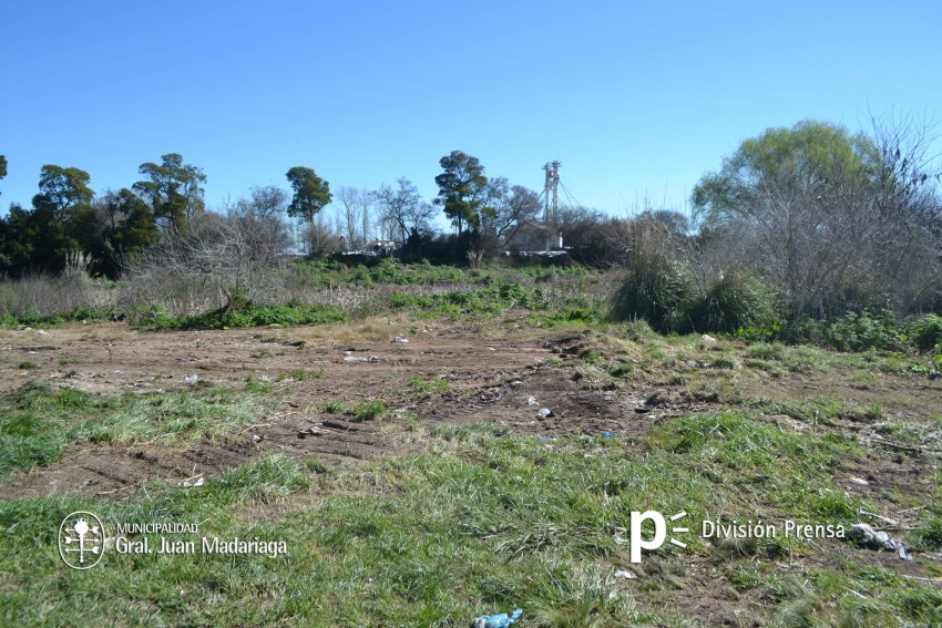 Empleados municipales realizaron la limpieza de un basural clandestino