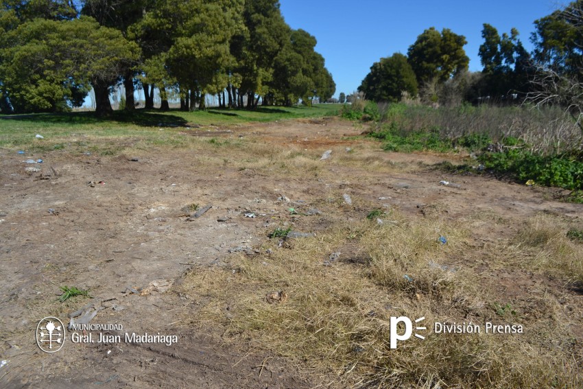 Empleados municipales realizaron la limpieza de un basural clandestino