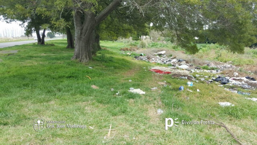 Empleados municipales realizaron la limpieza de un basural clandestino