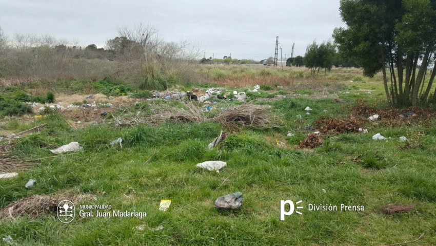 Empleados municipales realizaron la limpieza de un basural clandestino