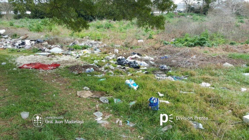 Empleados municipales realizaron la limpieza de un basural clandestino