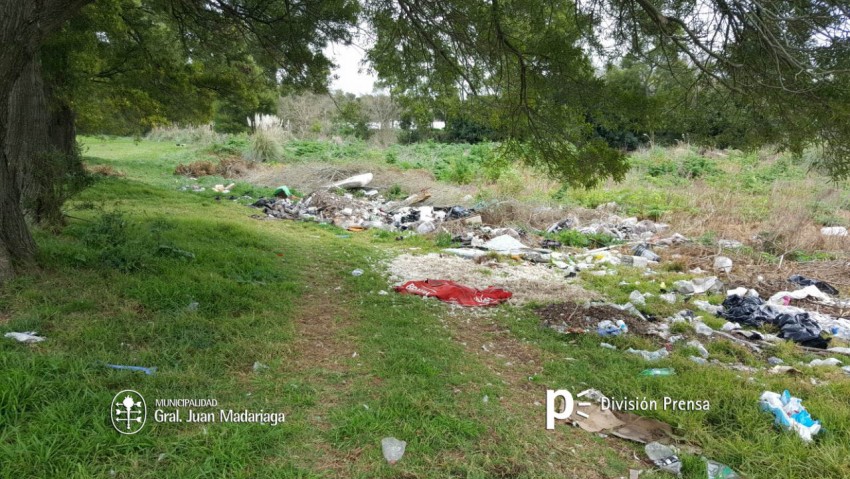 Empleados municipales realizaron la limpieza de un basural clandestino