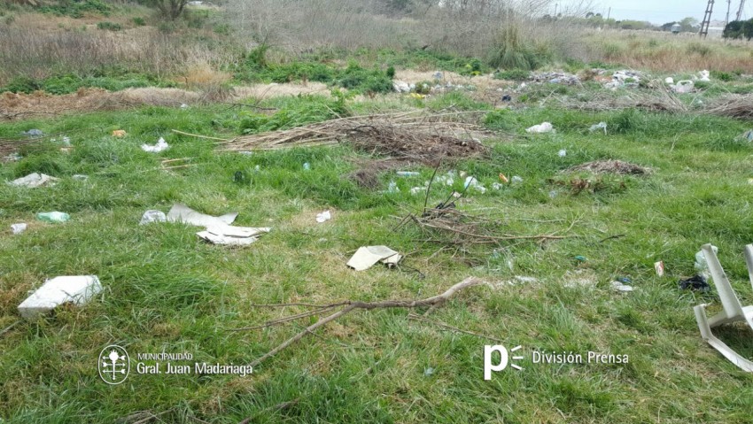 Empleados municipales realizaron la limpieza de un basural clandestino