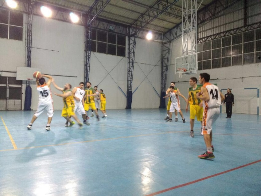 El equipo local de b�squet se impuso ante Fomento San Bernardo