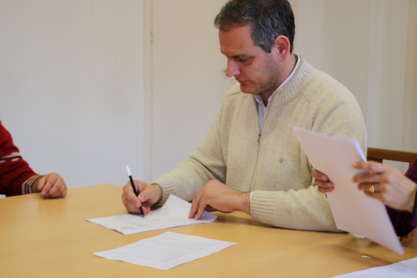 Firmaron contrato los responsables de iniciar la obra de las viviendas