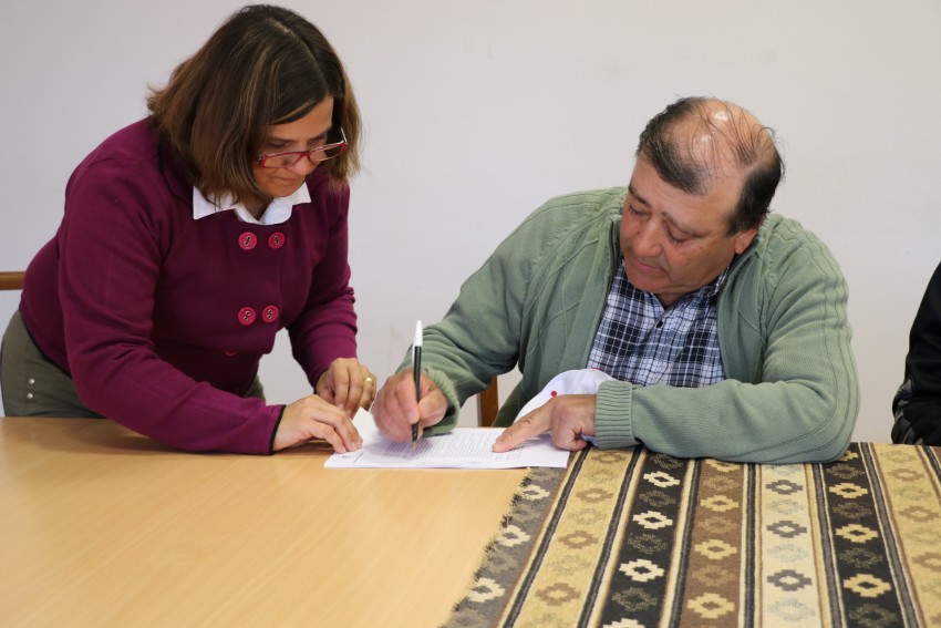 Firmaron contrato los responsables de iniciar la obra de las viviendas