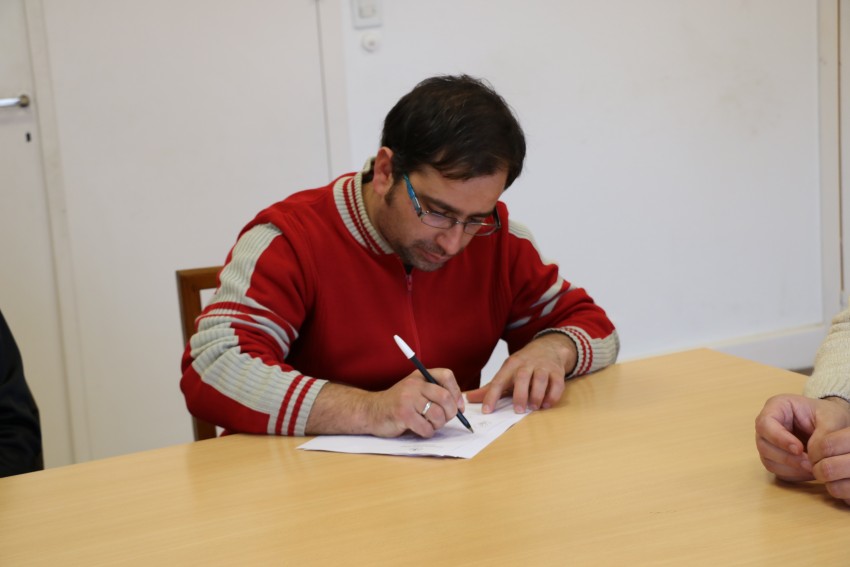 Firmaron contrato los responsables de iniciar la obra de las viviendas