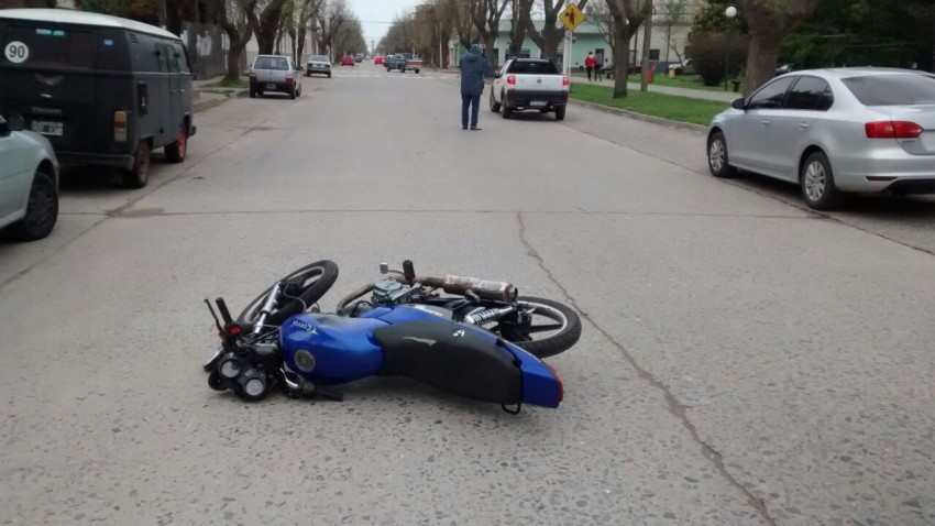 Choc una camioneta y le secuestraron la moto