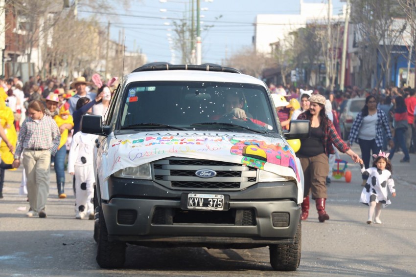 Exitoso cierre de la estudiantina con un gran desfile