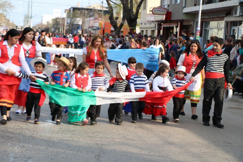 Exitoso cierre de la estudiantina con un gran desfile
