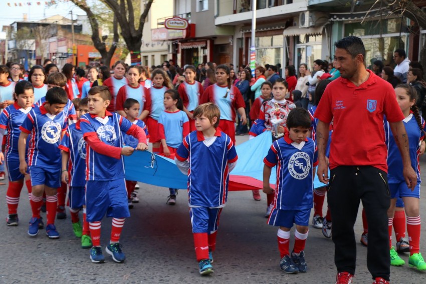 Exitoso cierre de la estudiantina con un gran desfile