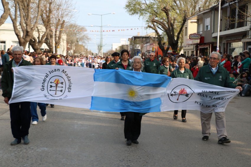 Exitoso cierre de la estudiantina con un gran desfile