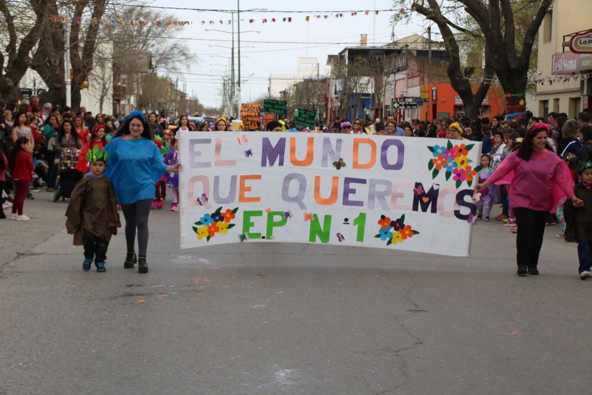 Exitoso cierre de la estudiantina con un gran desfile