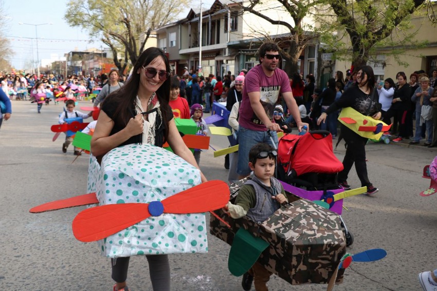 Exitoso cierre de la estudiantina con un gran desfile