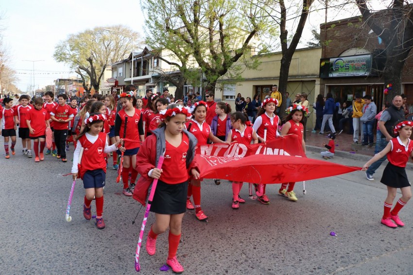 Exitoso cierre de la estudiantina con un gran desfile
