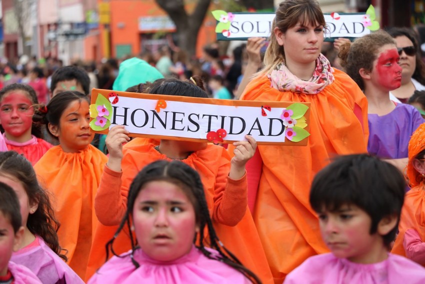 Exitoso cierre de la estudiantina con un gran desfile