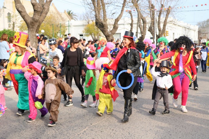 Exitoso cierre de la estudiantina con un gran desfile