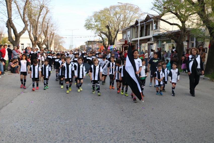 Exitoso cierre de la estudiantina con un gran desfile