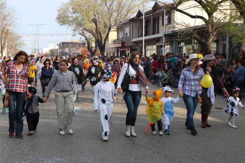 Exitoso cierre de la estudiantina con un gran desfile