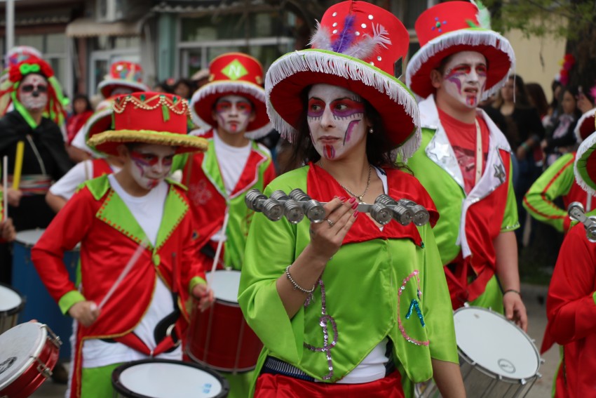 Exitoso cierre de la estudiantina con un gran desfile