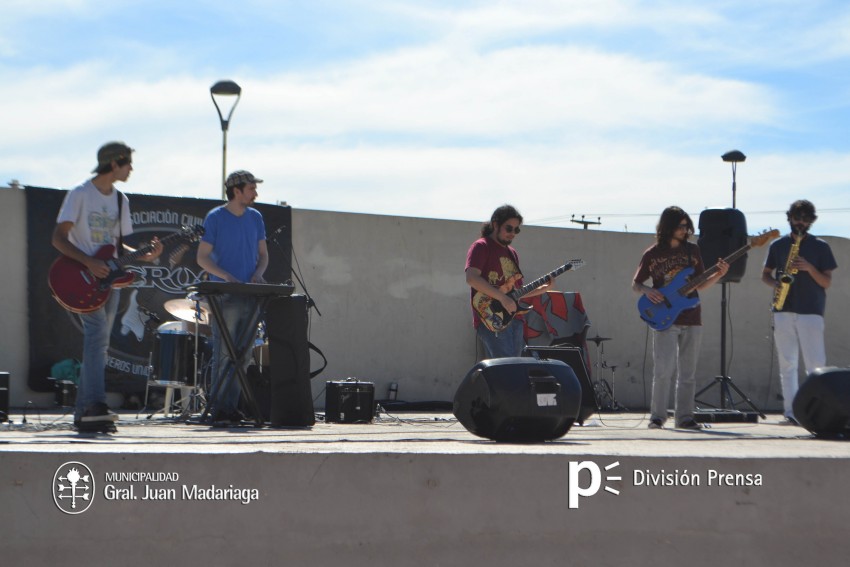 Con buena presencia de pblico se realiz el Rockanrolazo