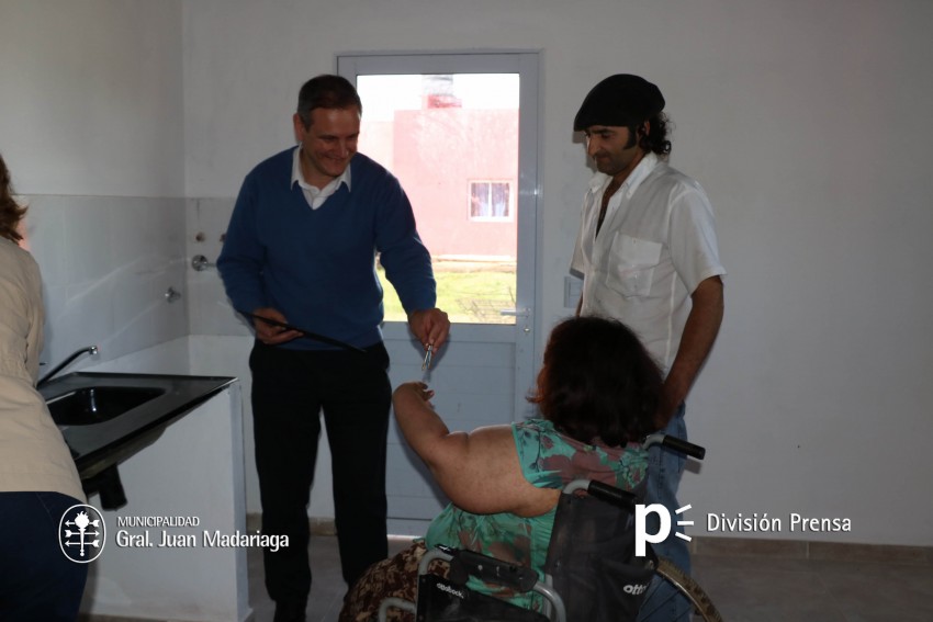 Santoro entreg las primeras 3 viviendas sociales del plan de 36