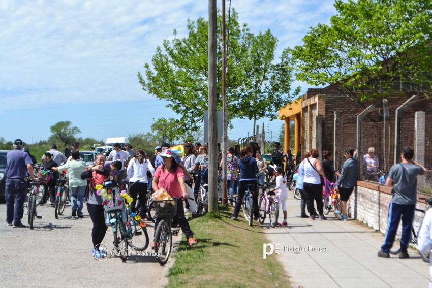 Cientos de personas disfrutaron de la bicicleteada de la familia