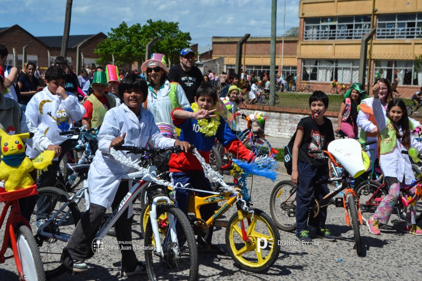 Cientos de personas disfrutaron de la bicicleteada de la familia